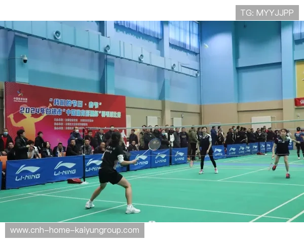 网球高手赛中演绎“天外飞球”惊艳全场