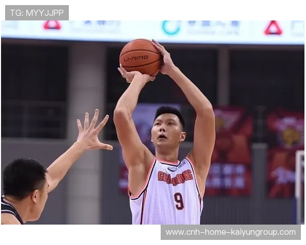 易建联罕见公开亮相,粉丝感叹爷青回 易建联罕见公开亮相,粉丝感叹爷青回