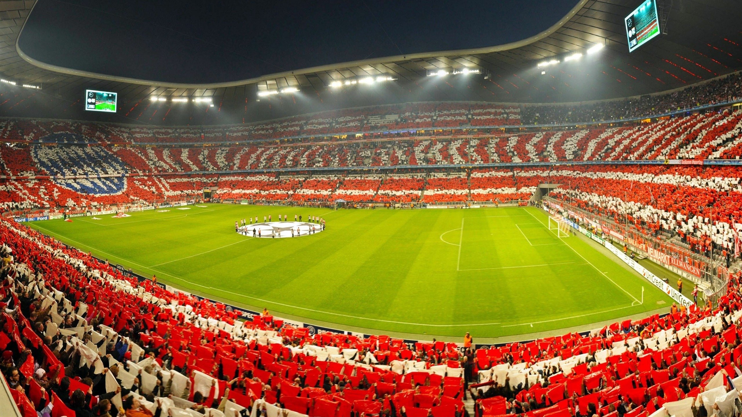 羽毛球夜光球拍趣味赛 黑暗环境中只见球影飞舞